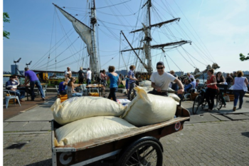 Zeilschip brengt struviet naar Dominicaanse cacaoplantage